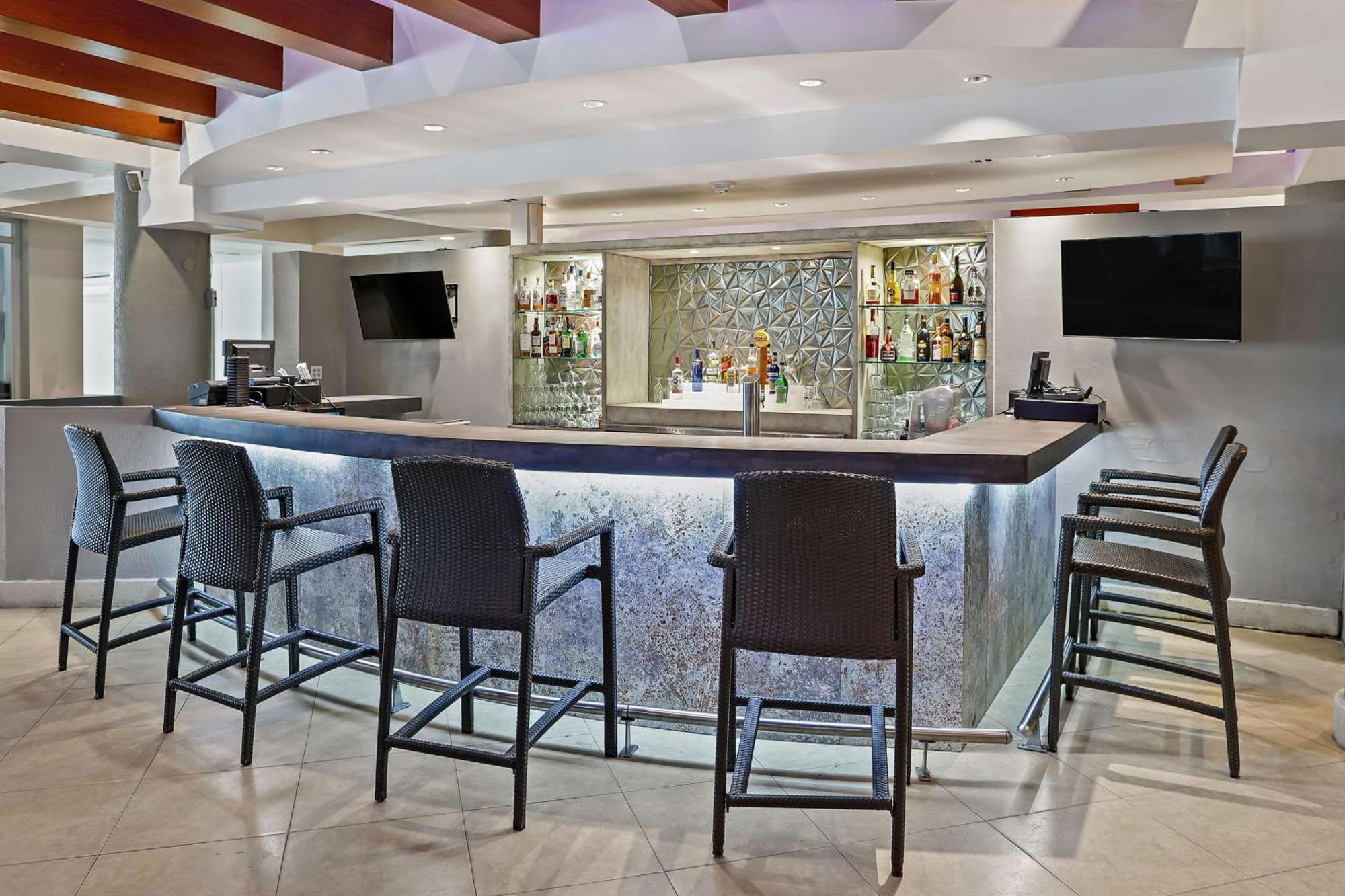 Embassy Suites By Hilton Dorado Del Mar Beach Resort מראה חיצוני תמונה
